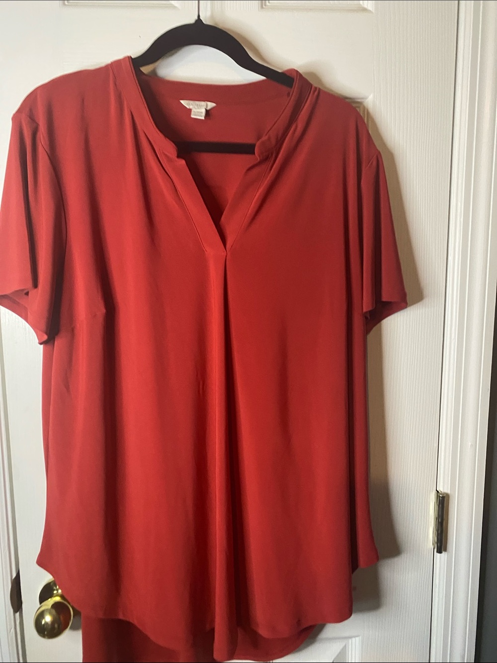 Relaxed V-Neck Short Sleeve Top in Red